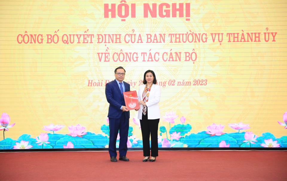 Phó Bí thư Thường trực Thành ủy Hà Nội Nguyễn Thị Tuyến trao quyết định cho ông Nguyễn Trúc Anh. Phó Bí thư Thường trực Thành ủy Hà Nội Nguyễn Thị Tuyến trao quyết định cho ông Nguyễn Trúc Anh.