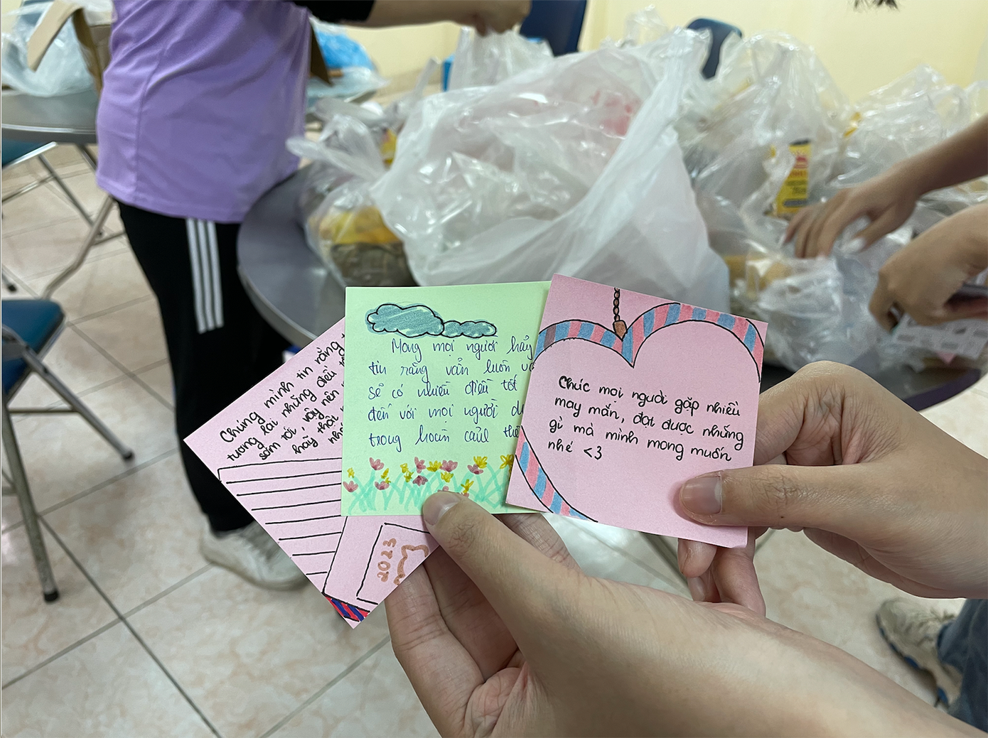 Cùng với các suất ăn là những lời nhắn gửi dễ thương từ các bạn trẻ.