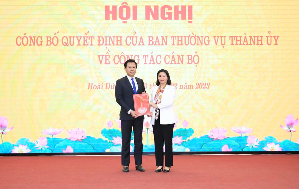 Phó Bí thư Thường trực Thành ủy Hà Nội Nguyễn Thị Tuyến trao quyết định cho ông Nguyễn Xuân Đại. Phó Bí thư Thường trực Thành ủy Hà Nội Nguyễn Thị Tuyến trao quyết định cho ông Nguyễn Xuân Đại.