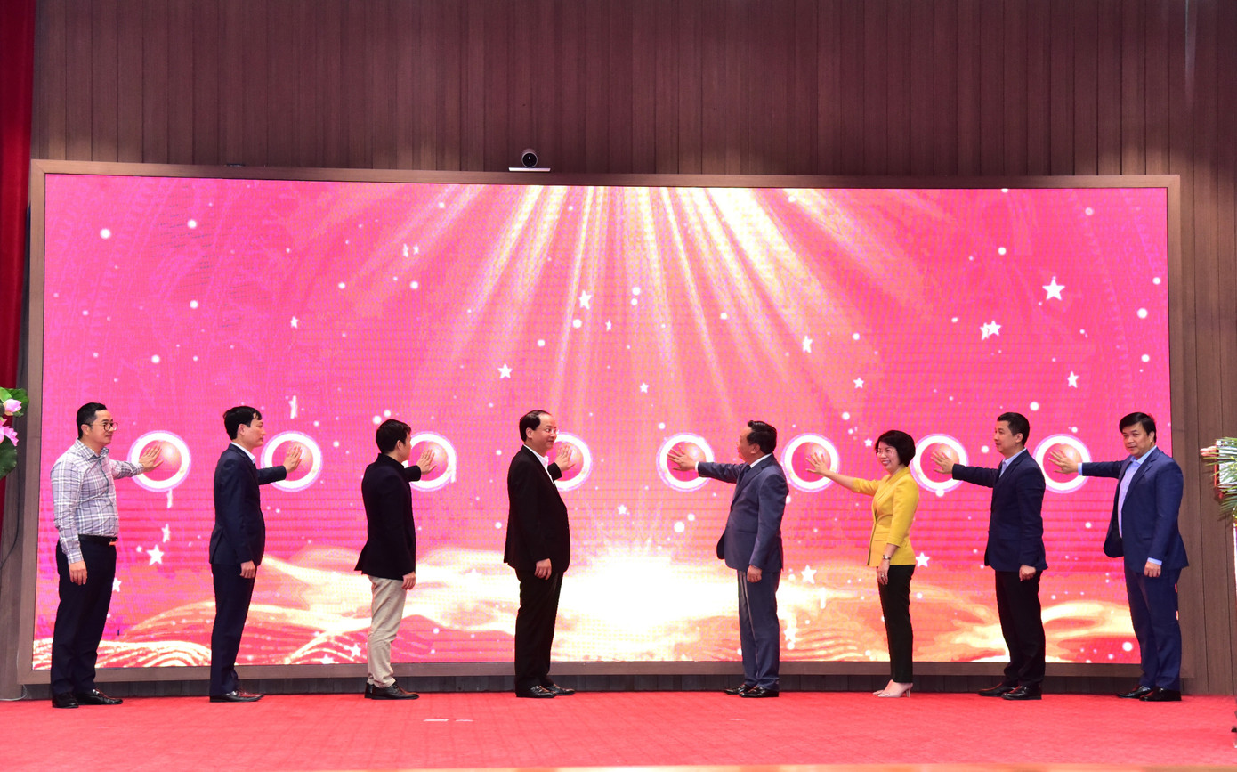 Phó Bí thư Thành uỷ Hà Nội Nguyễn Văn Phong và các đại biểu tại lễ phát động cuộc thi sáng 23/2. Ảnh: PV