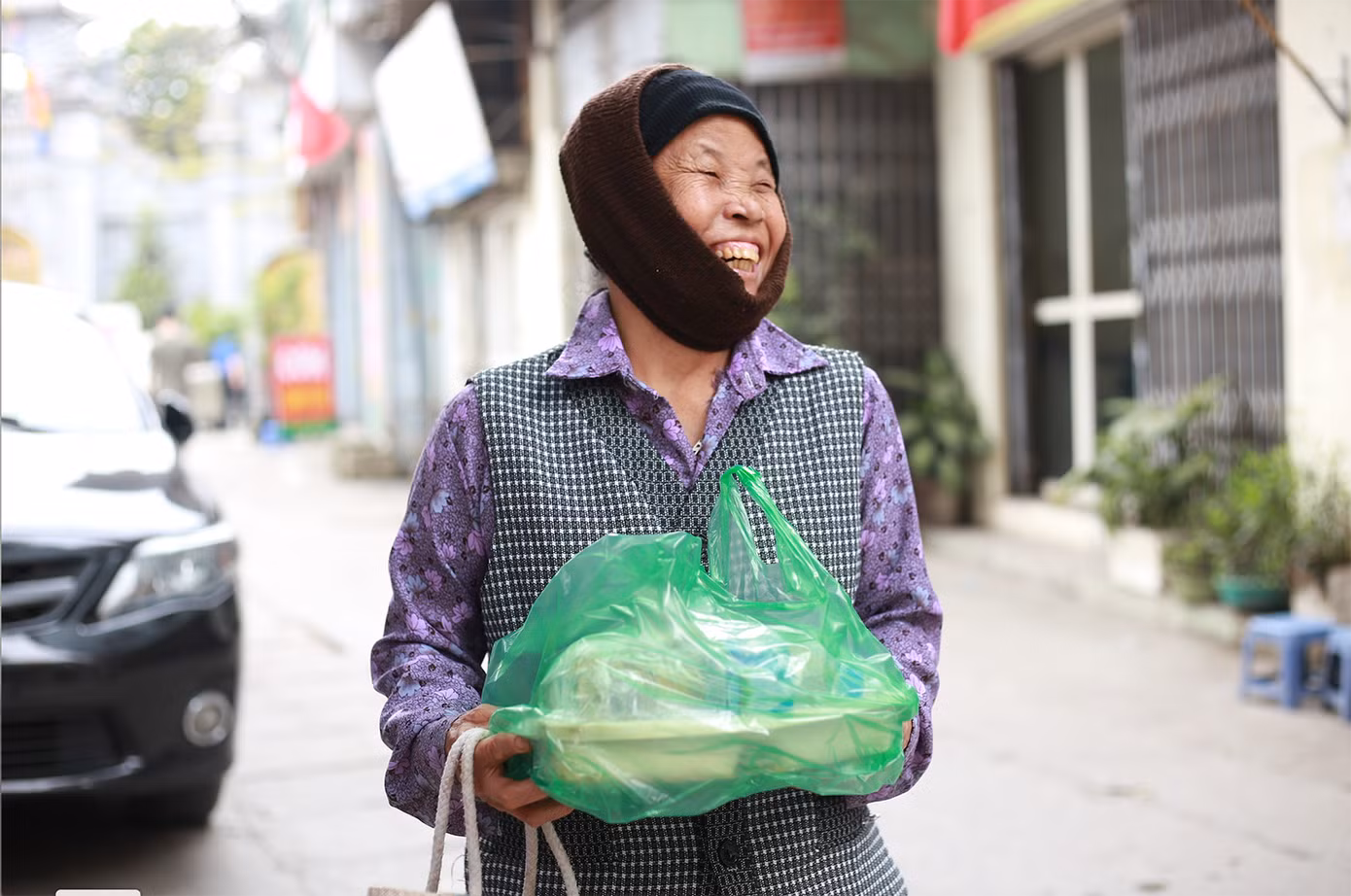 Nụ cười của một người nhận suất ăn miễn phí từ các bạn trẻ thuộc chương trình Gom 2023.