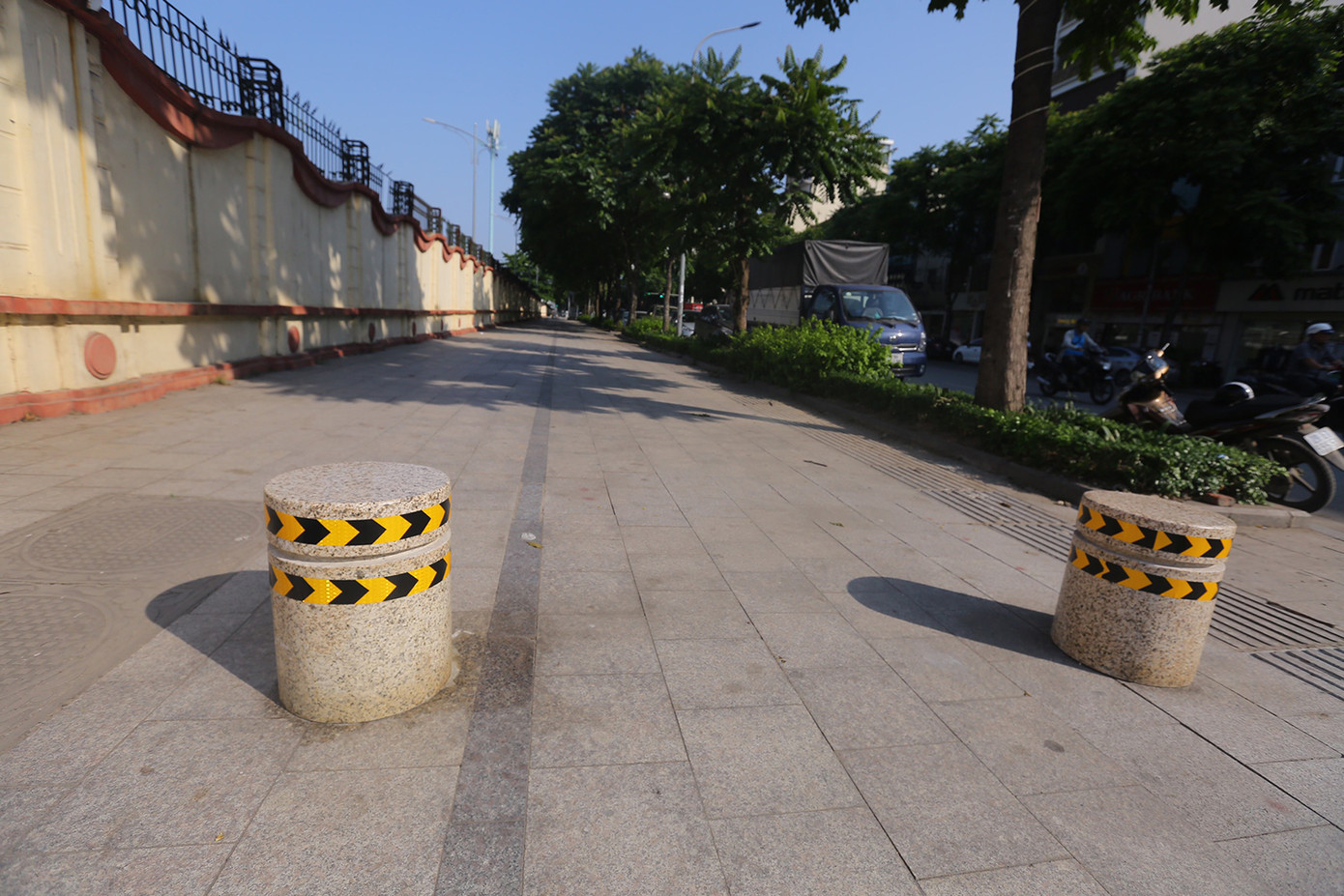 Lãnh đạo phường Khương Mai cho biết, các trụ đá nguyên khối, được phường "đặt hàng" để phục vụ mục đích đảm bảo trật tự văn minh đô thị, ngăn cản hành vi chiếm dụng vỉa hè làm nơi dừng đỗ xe ô tô. Ảnh: Duy Phạm.