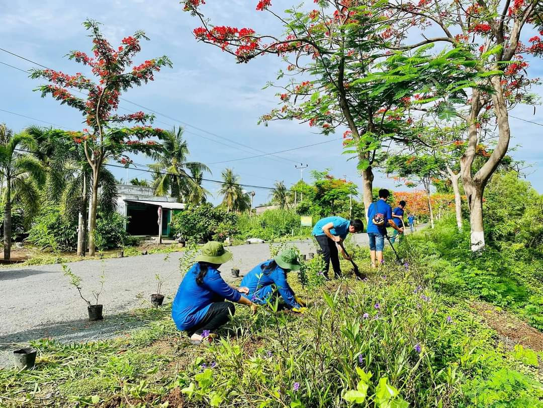 Đoàn viên, thanh niên ra quân làm sạch đường giao thông nông thôn. Ảnh: PV.