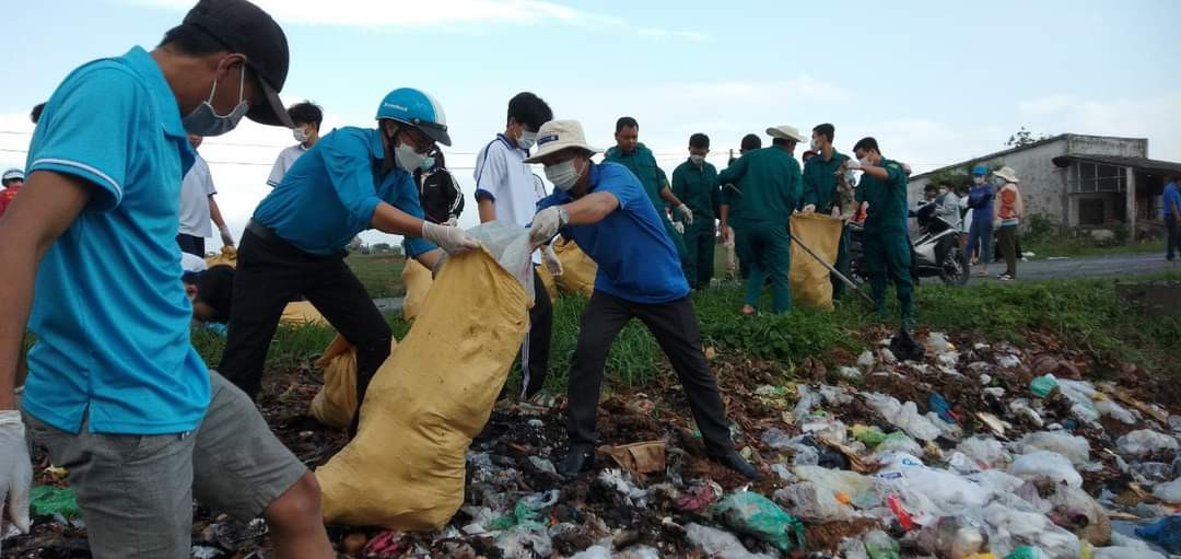 Đoàn viên, thanh niên Sóc Trăng làm sạch rác thải ven đường giao thông nông thôn. Ảnh: PV.