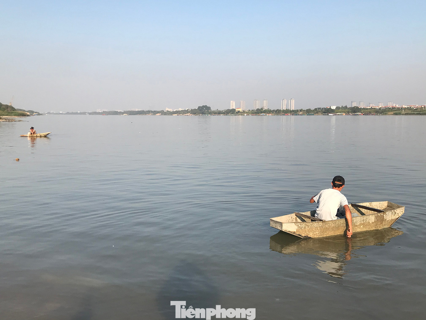 Ngày 14/1 - Tết ông Công, ông Táo, ở bờ sông Hồng (đoạn giáp ranh giữa phường Yên Sở, quận Hoàng Mai và xã Yên Mỹ, huyện Thanh Trì), nhiều người cúng cá chép loại to thả xuống sông Hồng. Một số người dân mang lưới ra quây ngay bên ngoài, hứng bắt cá chép vừa được thả xuống. Ảnh: Trường Phong