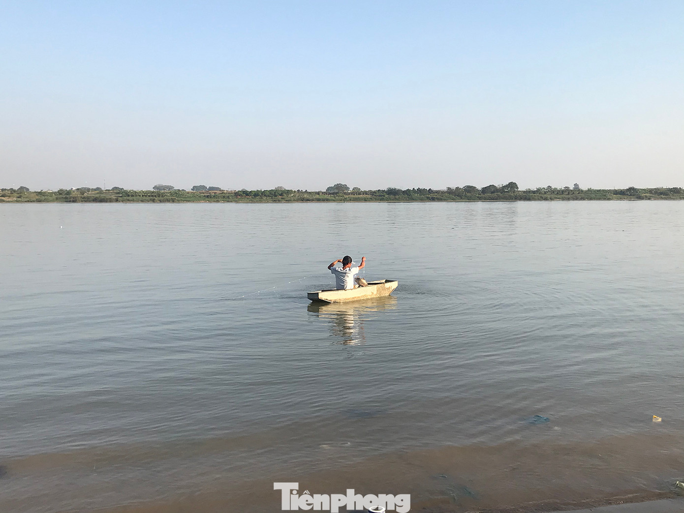 Một con cá chép khá to mắc lưới khi vừa được phóng sinh. Ảnh: Trường Phong