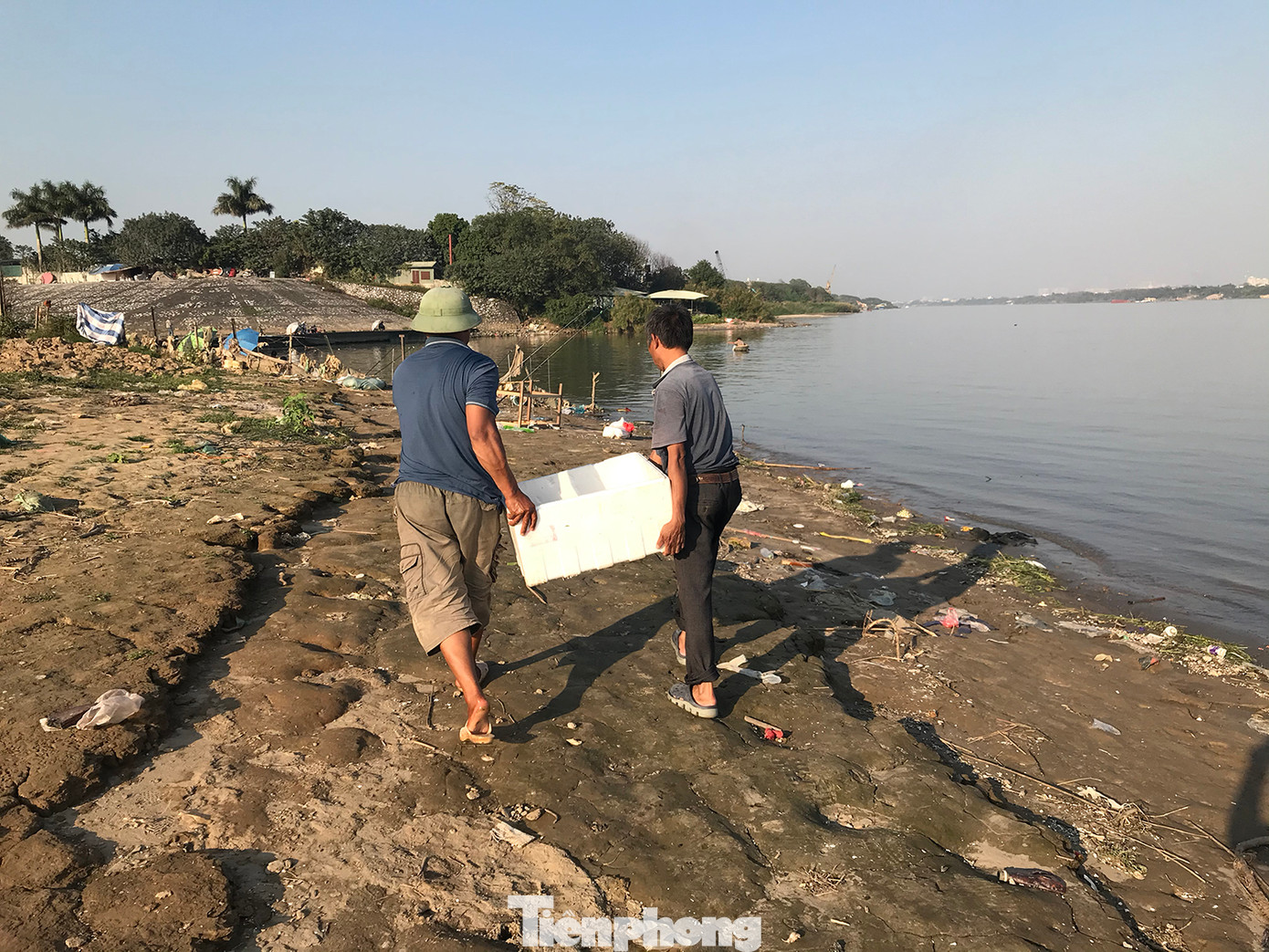 Số cá bắt được nhiều khả năng được mang ra chợ bán lại cho các cửa hàng bán cá. Ảnh: Trường Phong