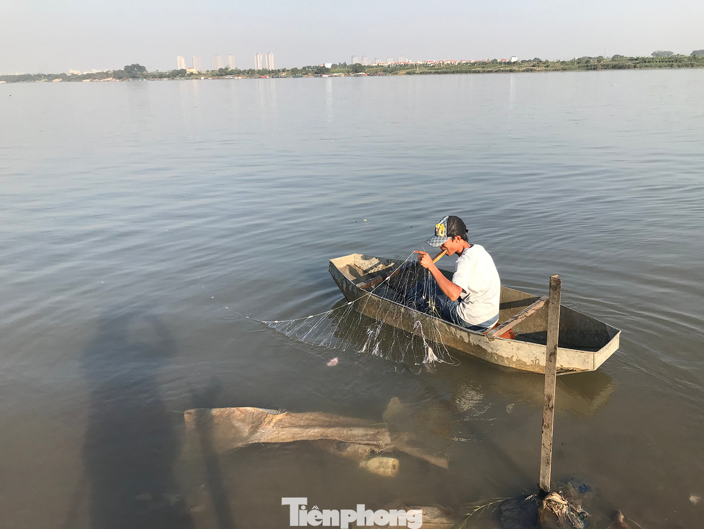 Lưới thả gần như kín khu vực có người dân thả cá phóng sinh, chặn hướng thoát ra giữa sông. Ảnh: Trường Phong