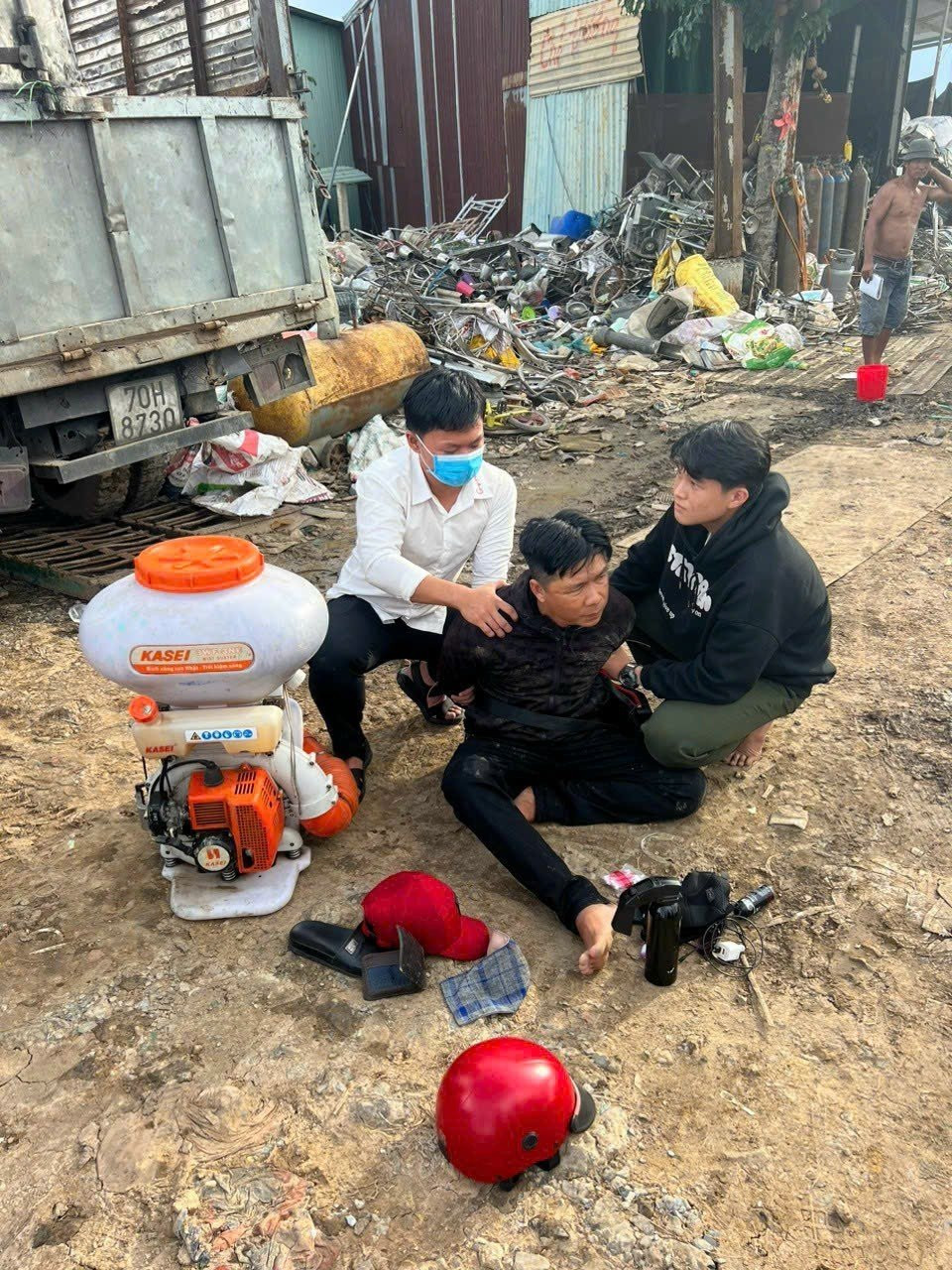 Tên trộm bị khống chế. Ảnh: PV. Tên trộm bị khống chế. Ảnh: PV.