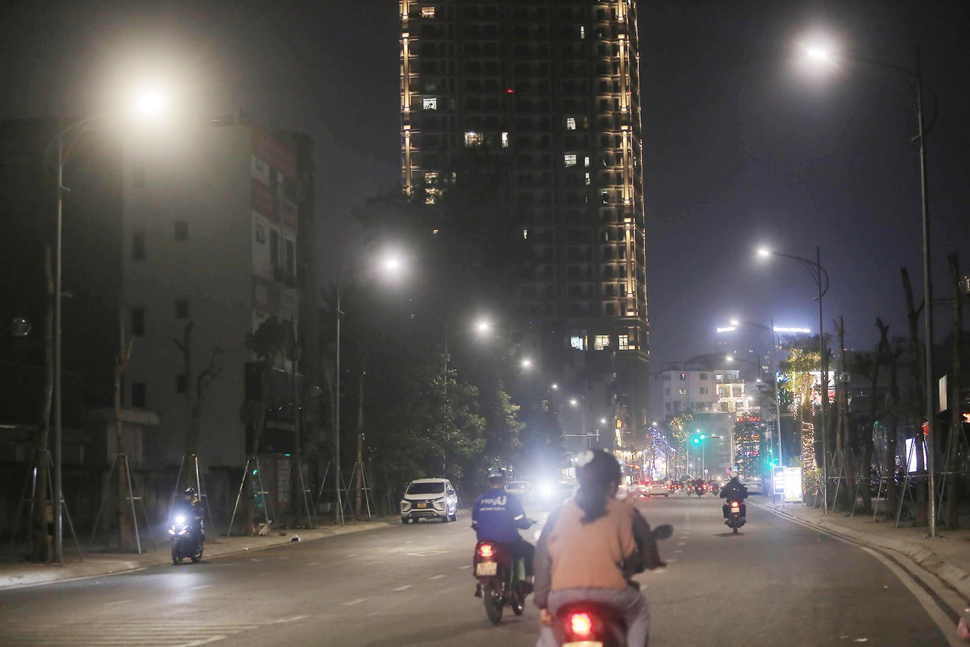 Được đầu tư đồng bộ với tổng mức đầu tư hơn 342 tỷ đồng, trong đó có hệ thống đèn chiếu sáng, tuyến đường Huỳnh Thúc Kháng kéo dài (Đống Đa, Hà Nội) hiện có lượng phương tiện giao thông rất lớn, đặc biệt vào buổi tối. Việc đảm bảo công suất chiếu sáng sẽ giúp giảm thiểu nguy cơ xảy ra tai nạn giao thông và các sự cố liên quan. Ảnh: Duy Phạm.