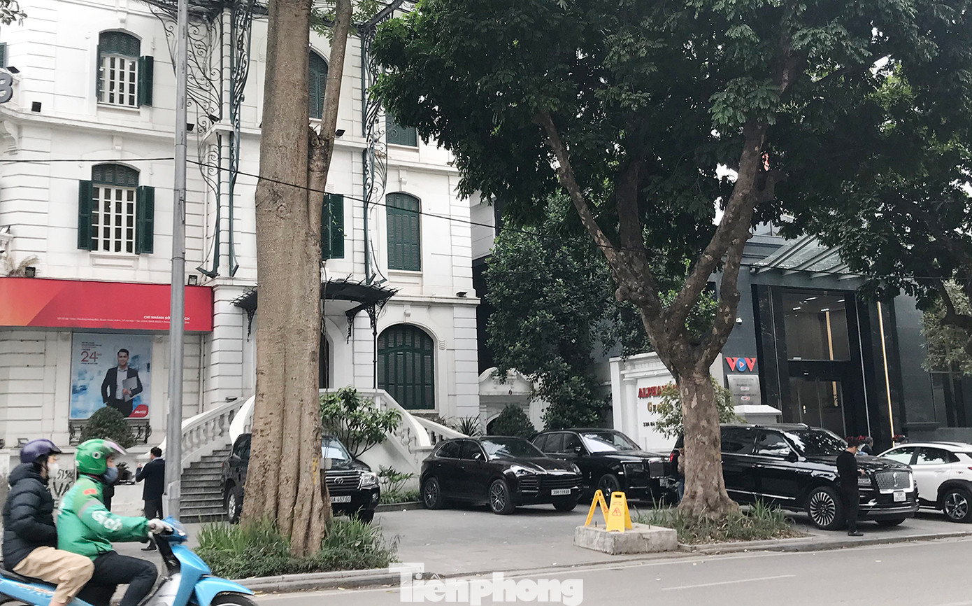 Ô tô đỗ trên vỉa hè số 33 Bà Triệu. Ảnh: Trường Phong