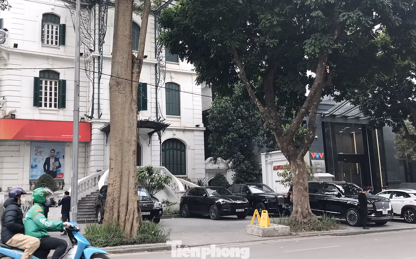 Ô tô đỗ trên vỉa hè số 33 Bà Triệu. Ảnh: Trường Phong Ô tô đỗ trên vỉa hè số 33 Bà Triệu. Ảnh: Trường Phong