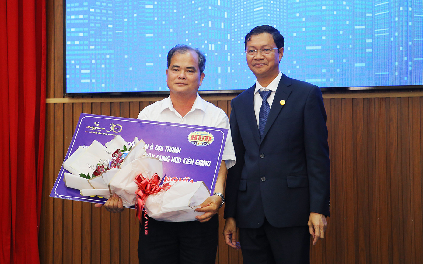 Lãnh đạo HUD Kiên Giang trao bảng tượng trưng tặng 10 căn nhà tình nghĩa (500 triệu đồng) cho huyện Hòn Đất. Lãnh đạo HUD Kiên Giang trao bảng tượng trưng tặng 10 căn nhà tình nghĩa (500 triệu đồng) cho huyện Hòn Đất.