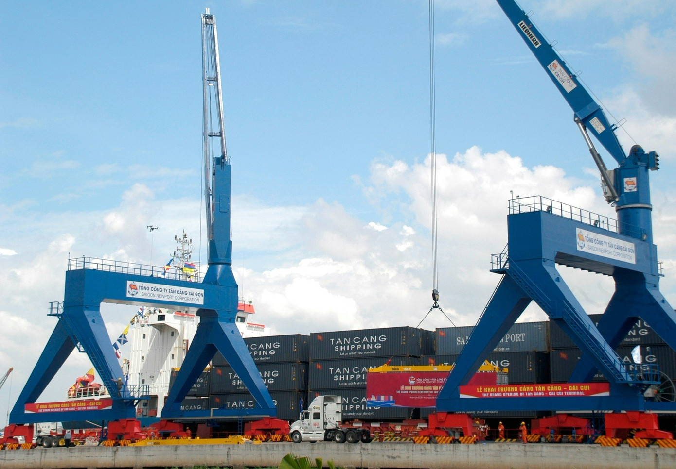 Nhu cầu vận chuyển hàng hóa xuất khẩu của ĐBSCL hằng năm 17-18 triệu tấn, song hạ tầng và logistics chậm phát triển, nên 70% phải chuyển tải về các cảng lớn ở miền Đông, với chi phí cao hơn 10-40%. Ảnh: Cảnh Kỳ. Nhu cầu vận chuyển hàng hóa xuất khẩu của ĐBSCL hằng năm 17-18 triệu tấn, song hạ tầng và logistics chậm phát triển, nên 70% phải chuyển tải về các cảng lớn ở miền Đông, với chi phí cao hơn 10-40%. Ảnh: Cảnh Kỳ.