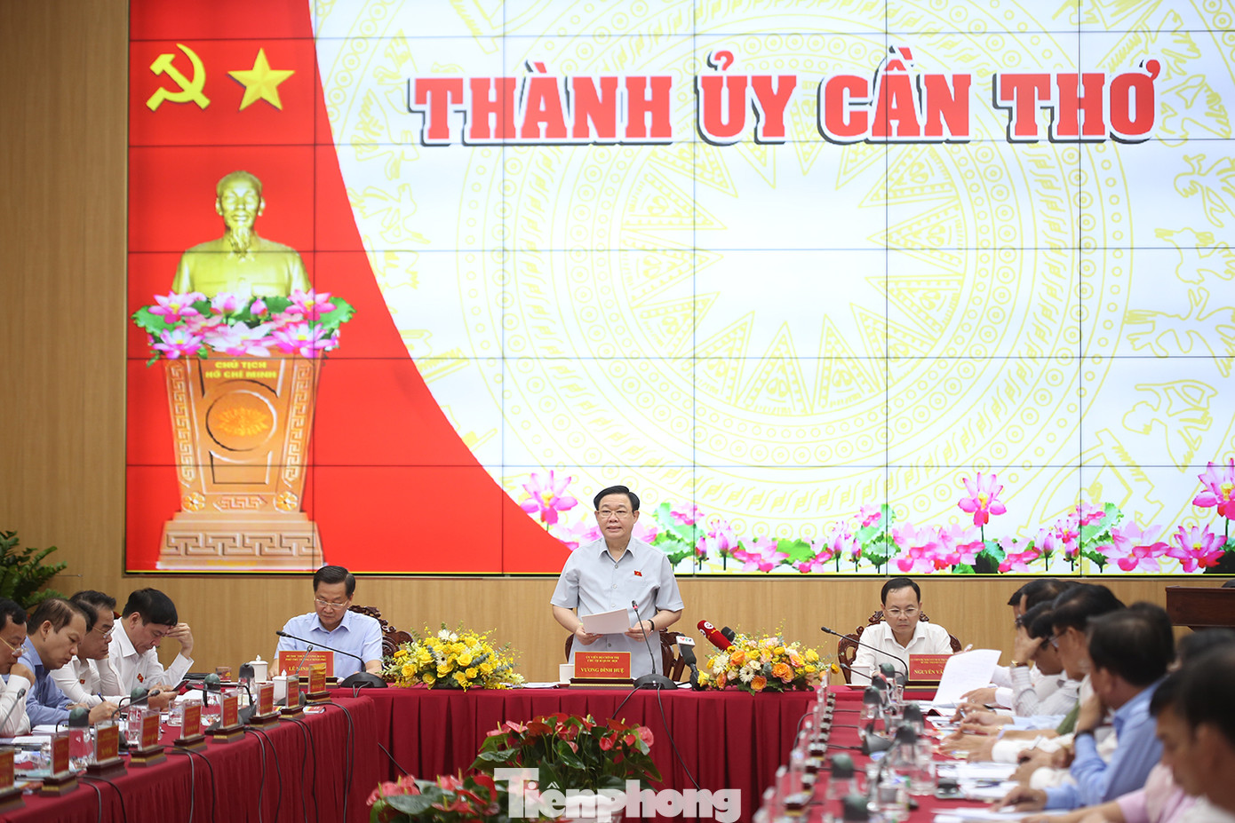 Chủ tịch Quốc hội Vương Đình Huệ phát biểu tại cuộc làm việc với Ban Thường vụ Thành uỷ Cần Thơ. Ảnh: Trường Phong. Chủ tịch Quốc hội Vương Đình Huệ phát biểu tại cuộc làm việc với Ban Thường vụ Thành uỷ Cần Thơ. Ảnh: Trường Phong.