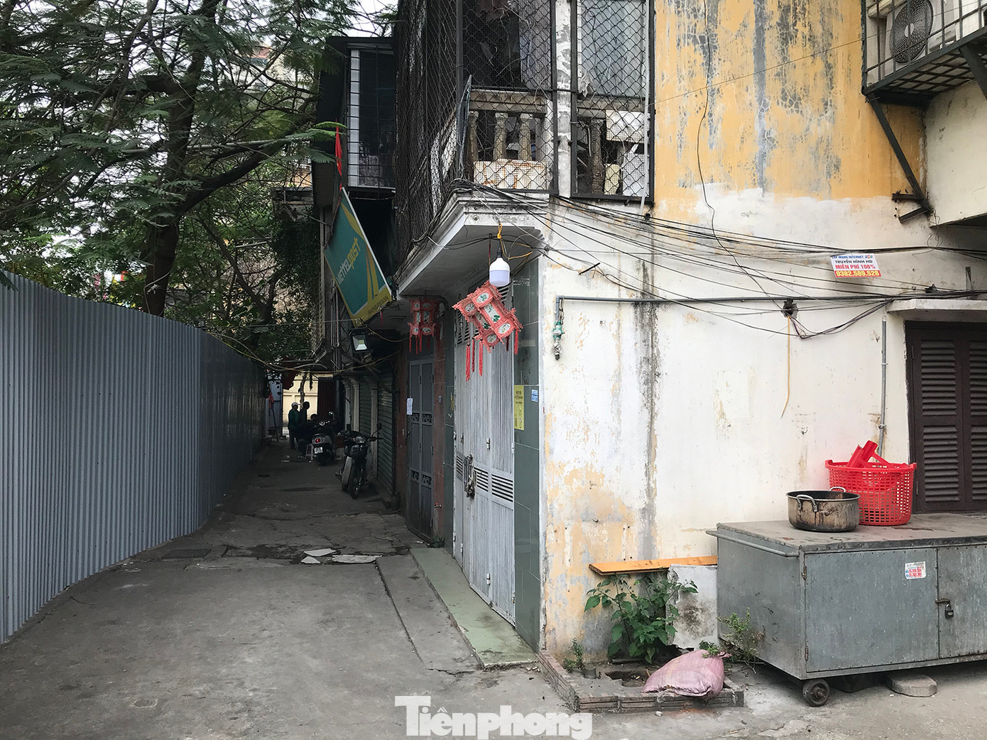 Lực lượng chức năng lập hàng rào tôn quanh toà chung cư cũ G6A Thành Công. Ảnh: Trường Phong Lực lượng chức năng lập hàng rào tôn quanh toà chung cư cũ G6A Thành Công. Ảnh: Trường Phong