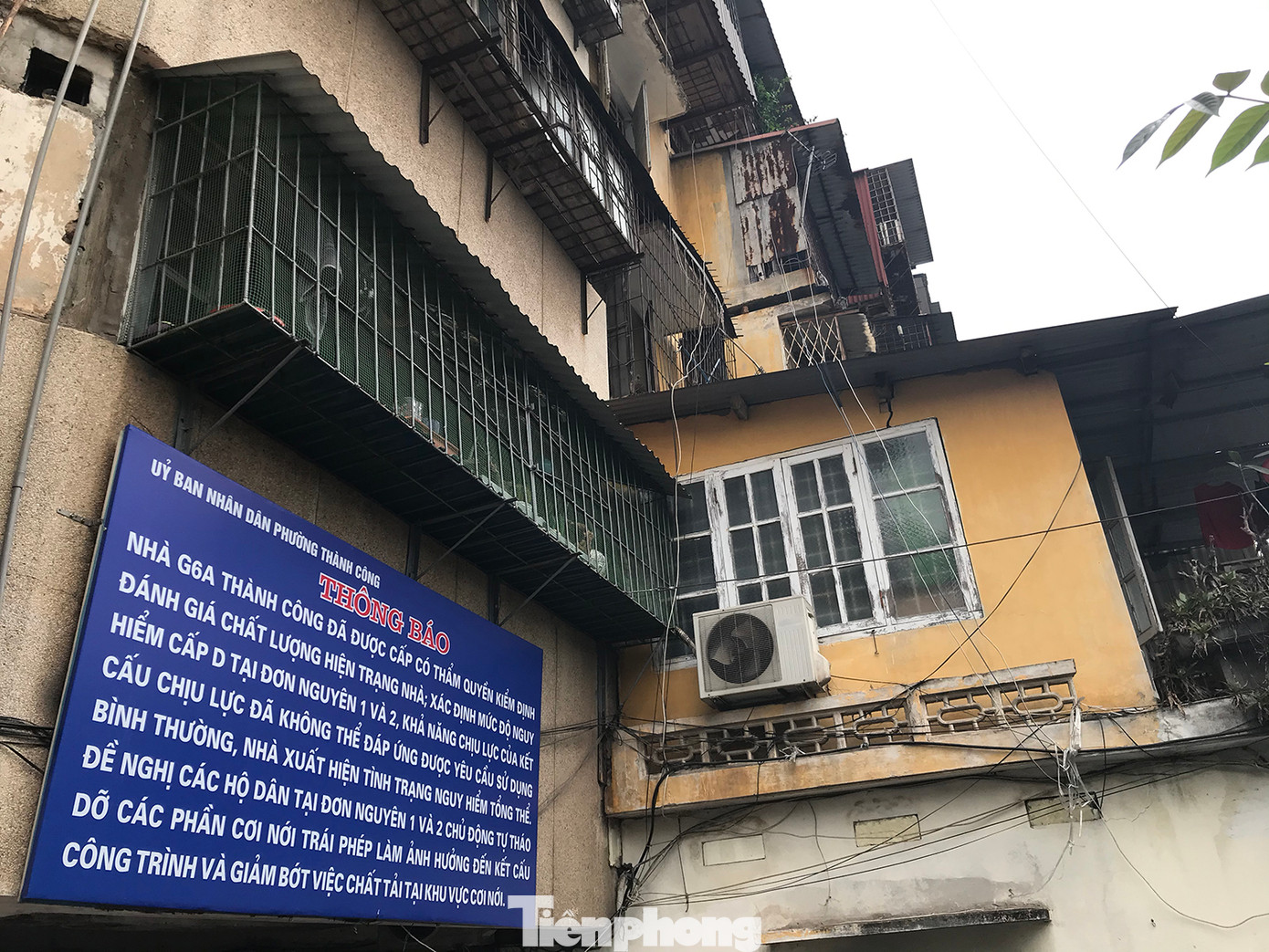 Chung cư cũ G6A Thành Công được kiểm định ở mức D - phải di dời và cải tạo, xây dựng lại. Ảnh: Trường Phong Chung cư cũ G6A Thành Công được kiểm định ở mức D - phải di dời và cải tạo, xây dựng lại. Ảnh: Trường Phong