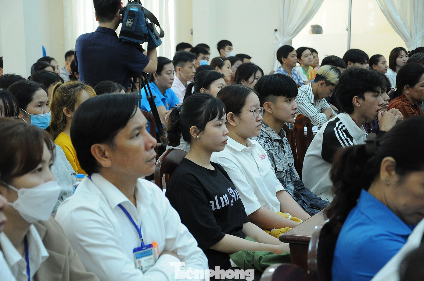 Đông đảo cử tri, công nhân lao động trên địa bàn thành phố Cần Thơ tham dự hội nghị tiếp xúc cử tri.