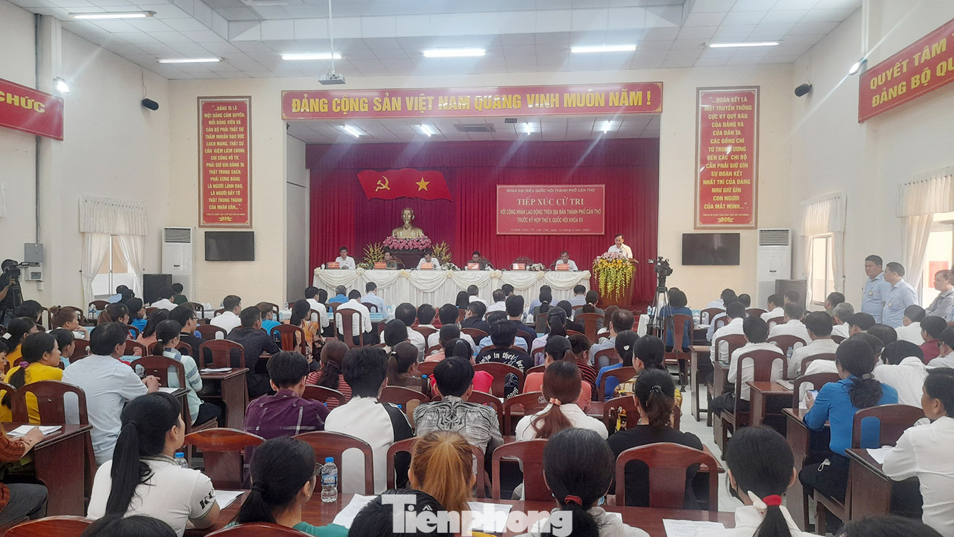 Quang cảnh hội nghị tiếp xúc cử tri sáng 14/5 tại hội trường Quận uỷ Bình Thuỷ (thành phố Cần Thơ).