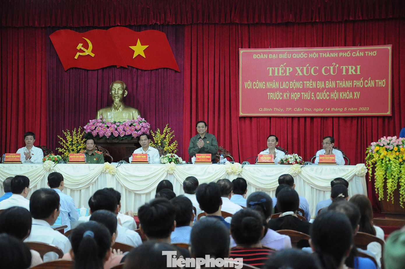 Thủ tướng Chính phủ Phạm Minh Chính cùng các đại biểu Đoàn ĐBQH thành phố Cần Thơ tiếp xúc cử tri.