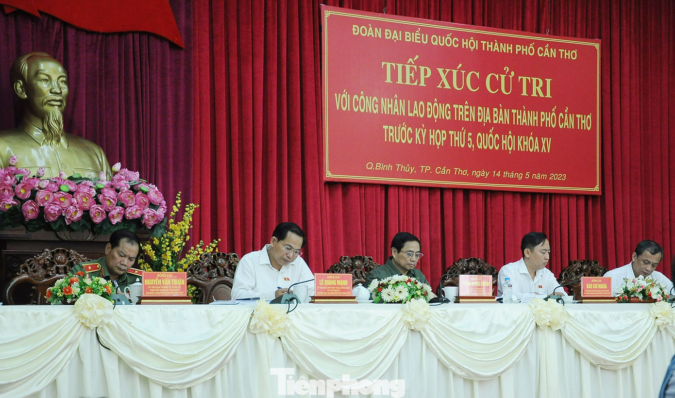 Thủ tướng Chính phủ Phạm Minh Chính và các ĐBQH đoàn ĐBQH thành phố Cần Thơ lắng nghe các vấn đề cử tri đặt ra tại hội nghị.