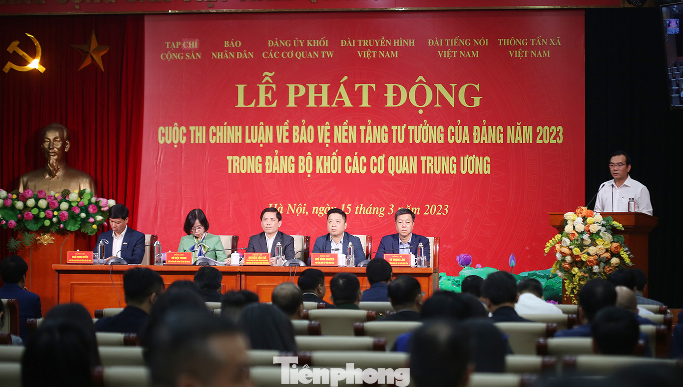 Ông Nguyễn Minh Chung - Trưởng ban Tuyên giáo Đảng uỷ Khối các cơ quan T.Ư trình bày thể lệ cuộc thi. Ảnh: Trường Phong.