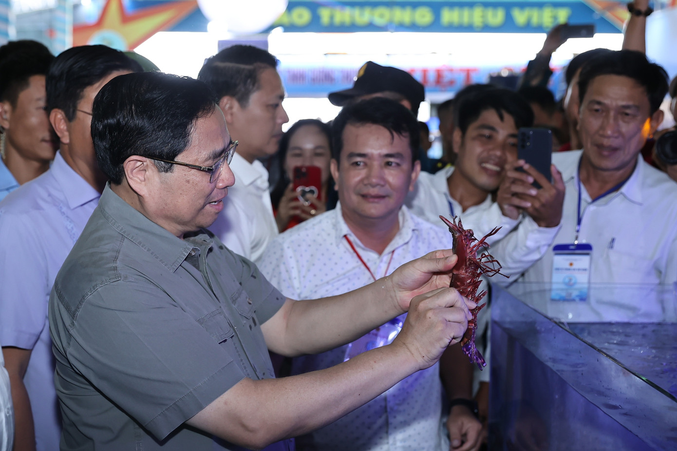 Thủ tướng thăm một số gian hàng tại Festival tôm Cà Mau và Diễn đàn kết nối sản phẩm OCOP ĐBSCL 2023. Ảnh: VGP.