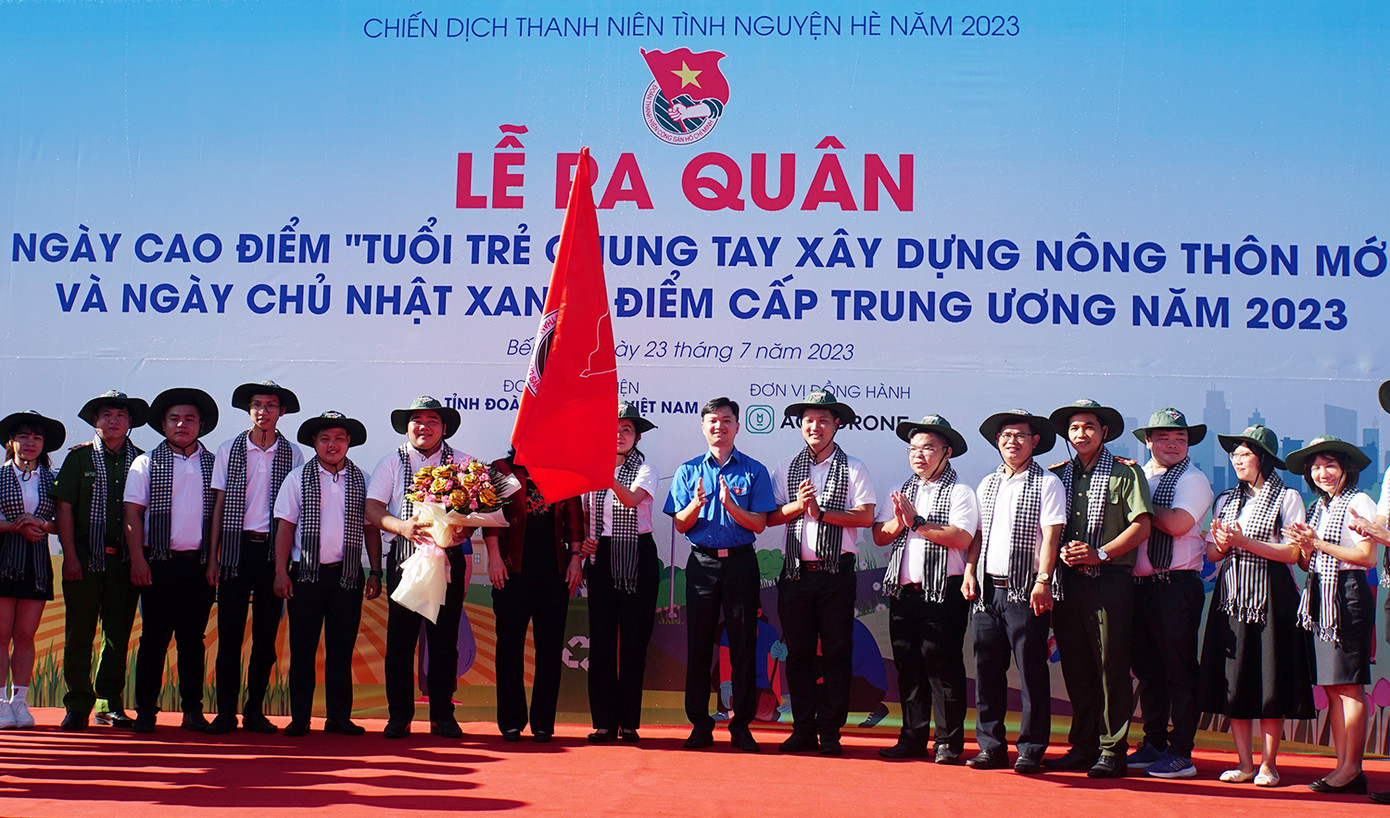 Anh Nguyễn Minh Triết trao cờ lệnh ra quân ngày cao điểm Tuổi trẻ chung tay xây dựng nông thôn mới tại Bến Tre. Anh Nguyễn Minh Triết trao cờ lệnh ra quân ngày cao điểm Tuổi trẻ chung tay xây dựng nông thôn mới tại Bến Tre.