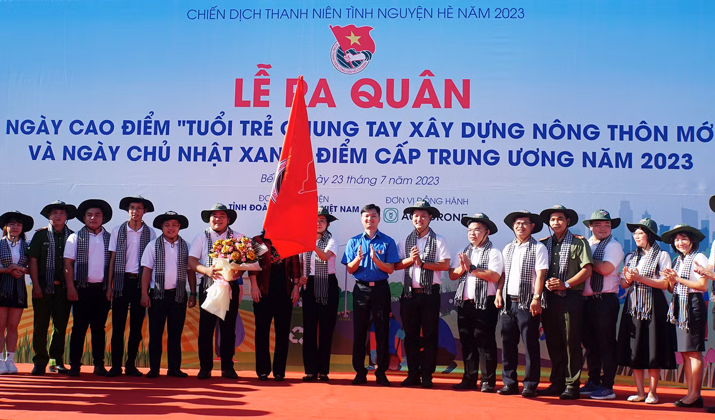 Anh Nguyễn Minh Triết trao cờ lệnh ra quân ngày cao điểm Tuổi trẻ chung tay xây dựng nông thôn mới tại Bến Tre. Anh Nguyễn Minh Triết trao cờ lệnh ra quân ngày cao điểm Tuổi trẻ chung tay xây dựng nông thôn mới tại Bến Tre.