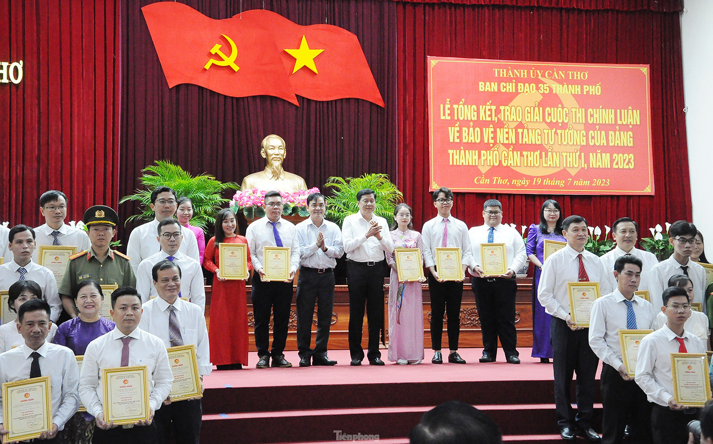 Lãnh đạo Thành ủy Cần Thơ trao giải cho các tác giả. Ảnh: CK. Lãnh đạo Thành ủy Cần Thơ trao giải cho các tác giả. Ảnh: CK.