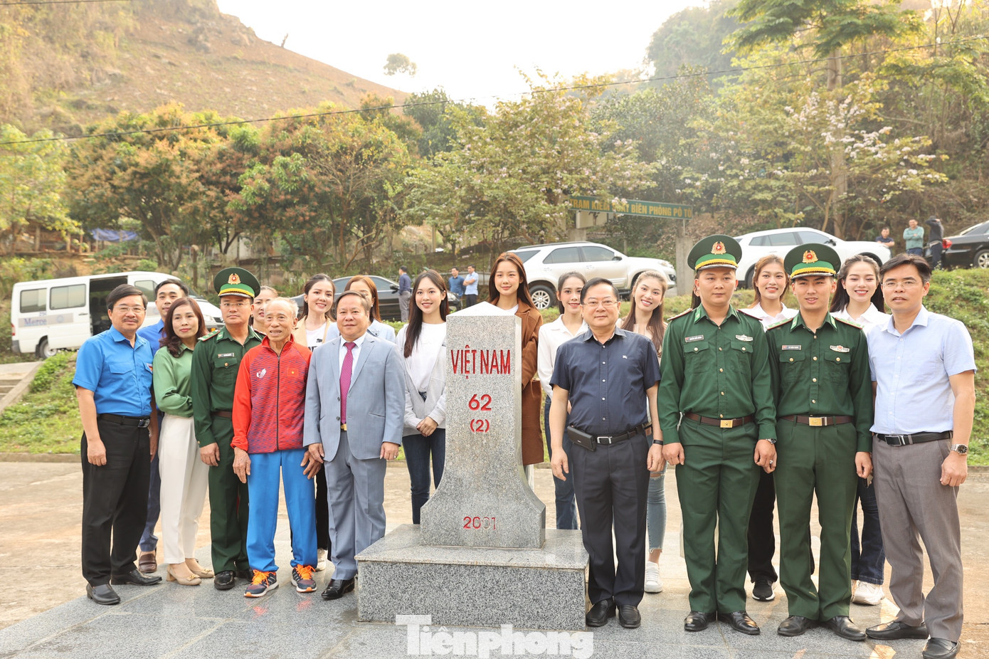 Các đại biểu chụp ảnh bên cột mốc biên giới số 62 (2). Ảnh: Như Ý