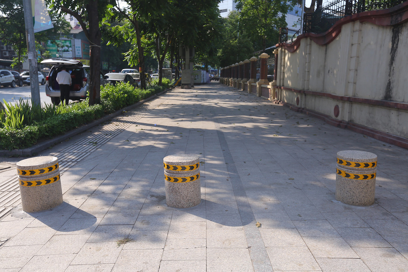 UBND phường Khương Mai (quận Thanh Xuân, Hà Nội) vừa bố trí đặt các trụ đá trên vỉa hè đường Lê Trọng Tấn để ngăn cản ô tô dừng, đỗ. Tuy nhiên, nhiều chuyên gia giao thông cho rằng việc đặt trụ đá này phải được cấp phép vì không nằm trong thiết kế vỉa hè. Việc đặt trụ đá cần tính toán đến phương án cứu hoả, cấp cứu và nhiều tình huống khác