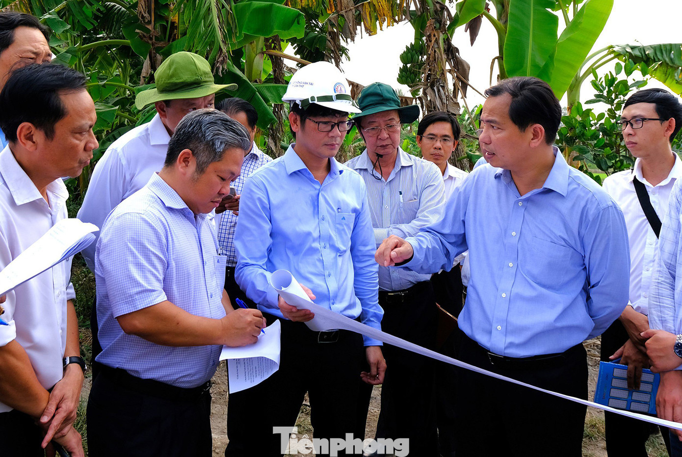 Bí thư Thành uỷ Cần Thơ Lê Quang Mạnh (hiện là Chủ nhiệm Uỷ ban Tài chính - Ngân sách của Quốc hội) kiểm tra công tác giải phóng mặt bằng trên địa bàn thành phố thời điểm tháng 4/2023. Ảnh: ThanhuyCantho. Bí thư Thành uỷ Cần Thơ Lê Quang Mạnh (hiện là Chủ nhiệm Uỷ ban Tài chính - Ngân sách của Quốc hội) kiểm tra công tác giải phóng mặt bằng trên địa bàn thành phố thời điểm tháng 4/2023. Ảnh: ThanhuyCantho.