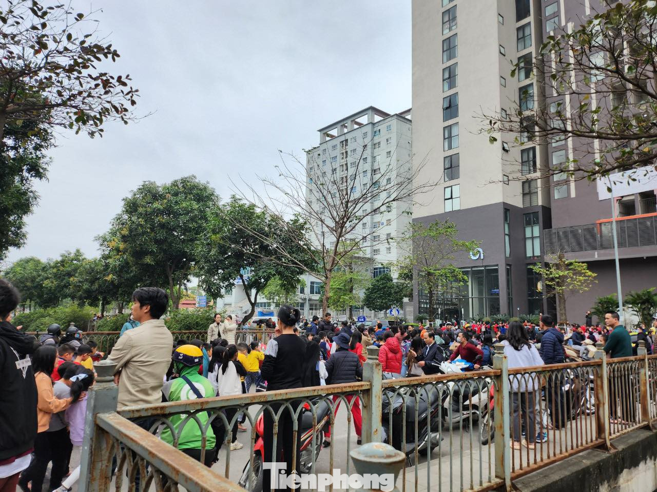 Rất nhiều phụ huynh học sinh tập trung tại khu vực quanh Trường Tiểu học Yên Hoà. Ảnh: PV Rất nhiều phụ huynh học sinh tập trung tại khu vực quanh Trường Tiểu học Yên Hoà. Ảnh: PV