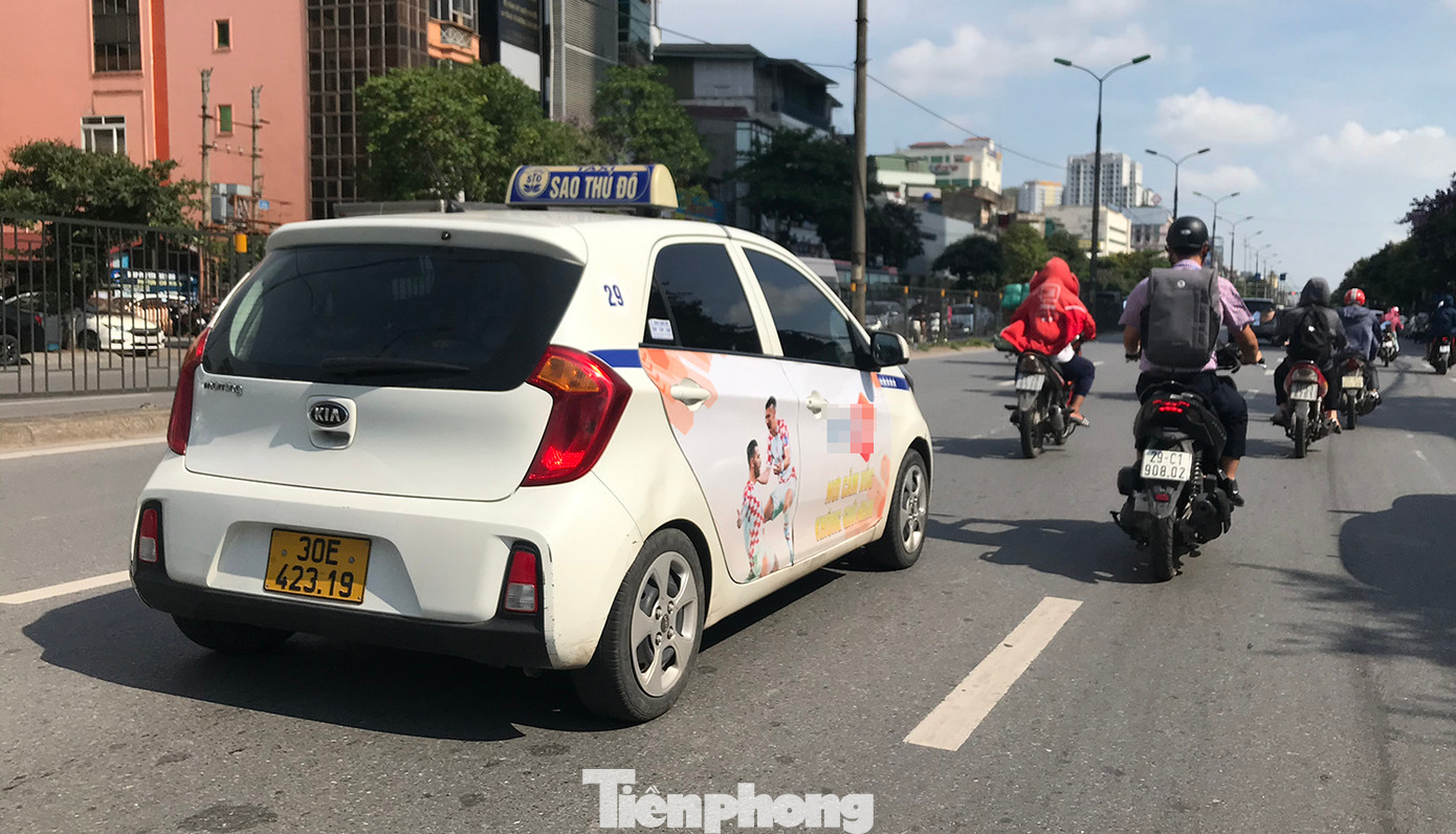Xe taxi hãng Sao Thủ đô ngang nhiên dán logo trang web liên quan cá cược trên thân xe. Ảnh: Trường Phong.