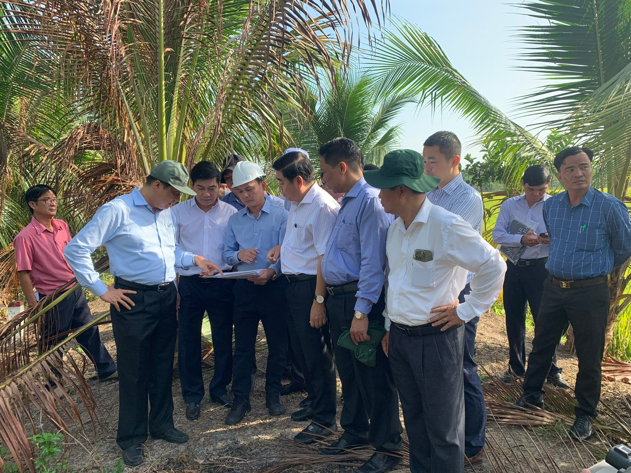 Phó Bí thư Thường trực Thành uỷ - Chủ tịch HĐND thành phố Cần Thơ Phạm Văn Hiểu trong một đợt kiểm tra cơ sở trên địa bàn thành phố. Ảnh: PV.