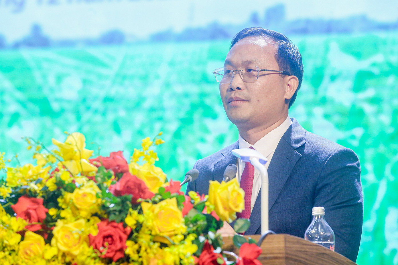 Chủ tịch UBND huyện Ứng Hoà Nguyễn Tiến Thiết phát biểu tại buổi lễ. Ảnh: Duy Phạm. Chủ tịch UBND huyện Ứng Hoà Nguyễn Tiến Thiết phát biểu tại buổi lễ. Ảnh: Duy Phạm.