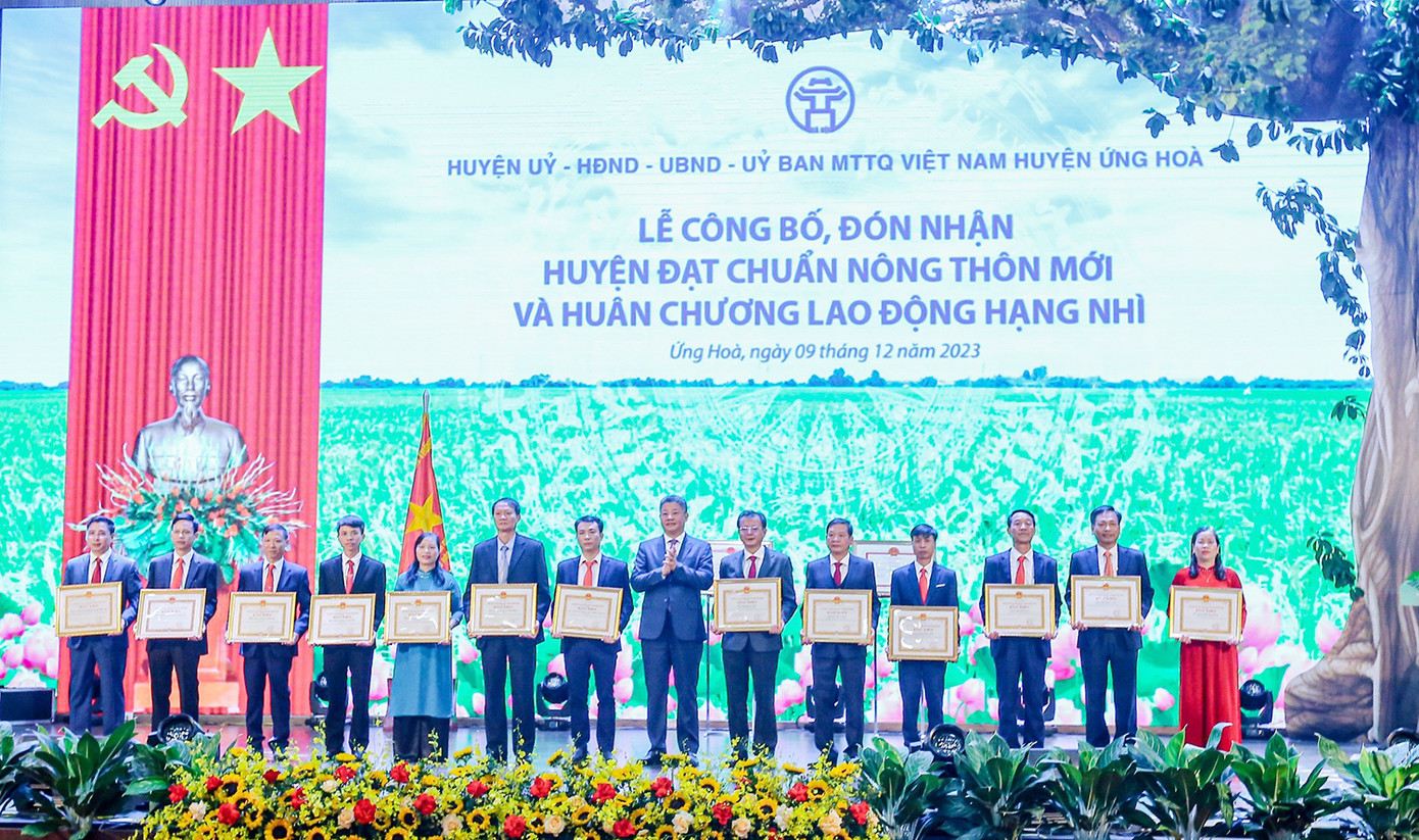 Phó Chủ tịch UBND thành phố Nguyễn Mạnh Quyền trao Bằng khen tặng các cá nhân, tập thể có thành tích trong xây dựng nông thôn mới huyện Ứng Hòa. Ảnh: Duy Phạm. Phó Chủ tịch UBND thành phố Nguyễn Mạnh Quyền trao Bằng khen tặng các cá nhân, tập thể có thành tích trong xây dựng nông thôn mới huyện Ứng Hòa. Ảnh: Duy Phạm.