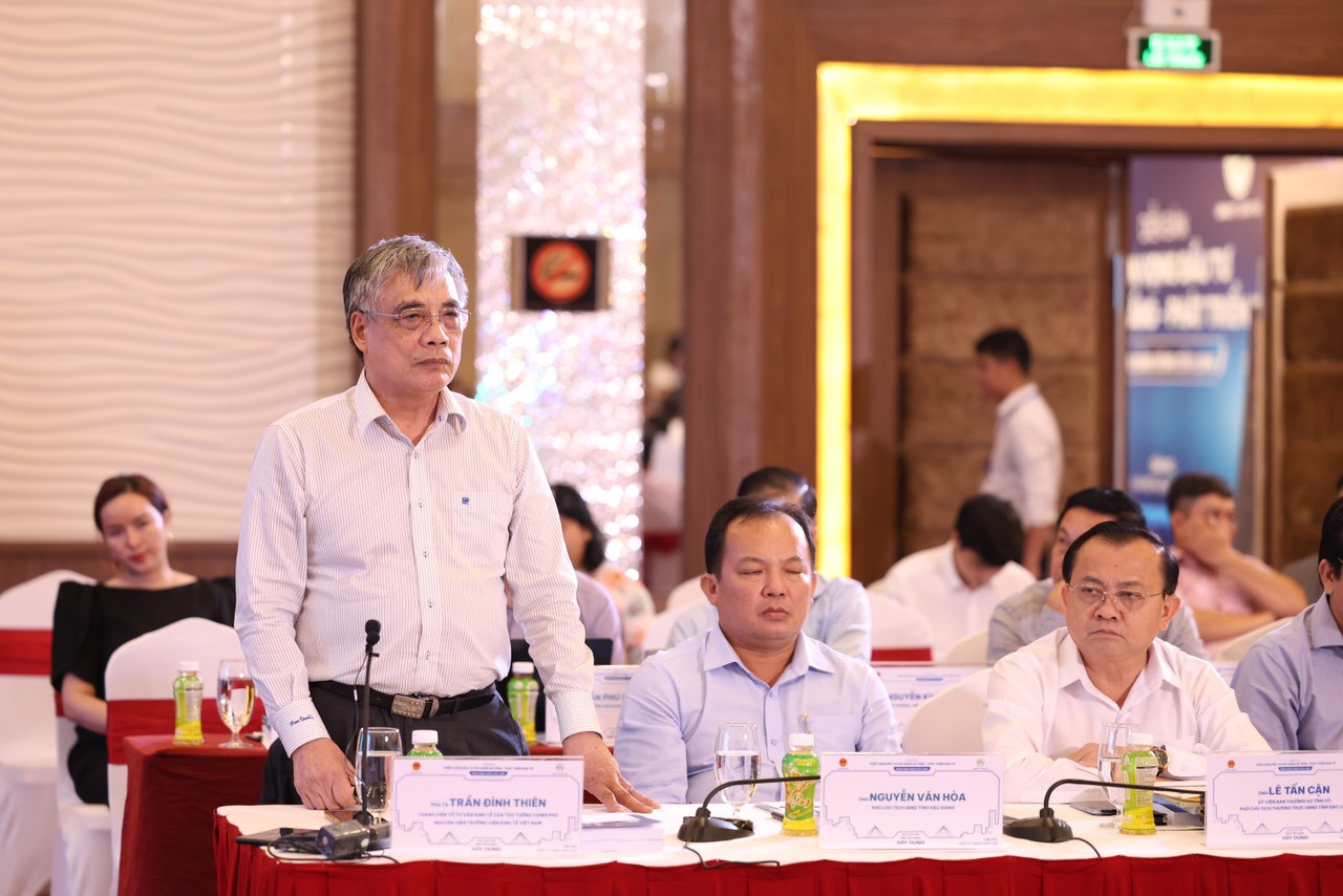 Chuyên gia Trần Đình Thiên phát biểu ý kiến. Ảnh: PV.