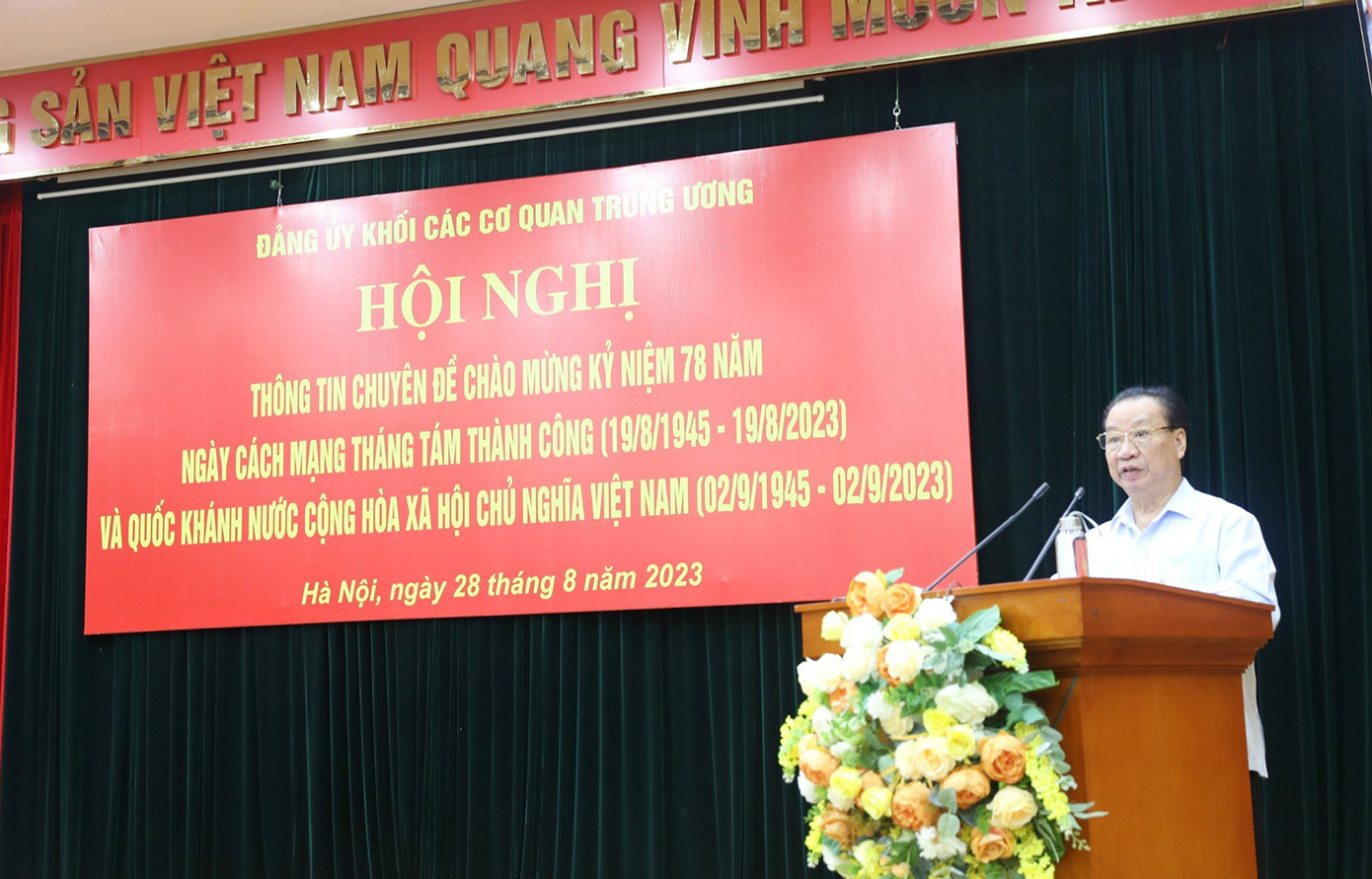 GS.TS Phùng Hữu Phú - nguyên Phó Chủ tịch Thường trực Hội đồng Lý luận T.Ư trao đổi tại hội nghị. Ảnh: PV.