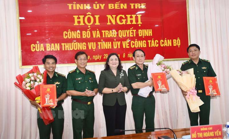 Phó Bí thư Thường trực Tỉnh ủy - Chủ tịch HĐND tỉnh Bến Tre Hồ Thị Hoàng Yến trao các quyết định về công tác cán bộ. Ảnh: Báo Đồng Khởi.