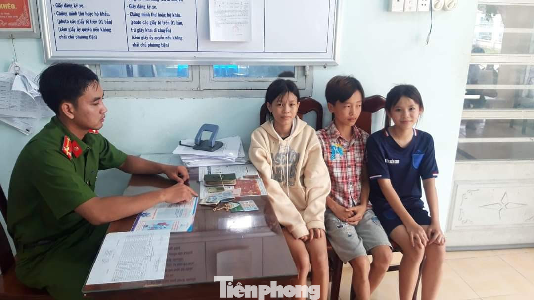 Ba cháu bé bàn giao chiếc ví nhặt được cho công an. Ảnh: PV. Ba cháu bé bàn giao chiếc ví nhặt được cho công an. Ảnh: PV.