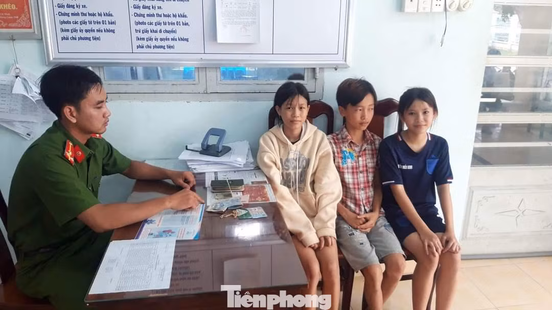 Ba cháu bé bàn giao chiếc ví nhặt được cho công an. Ảnh: PV. Ba cháu bé bàn giao chiếc ví nhặt được cho công an. Ảnh: PV.
