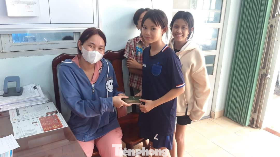 Chị Phan Thị Tuyết Trinh nhận lại tài sản đánh rơi từ các cháu bé. Ảnh: PV. Chị Phan Thị Tuyết Trinh nhận lại tài sản đánh rơi từ các cháu bé. Ảnh: PV.