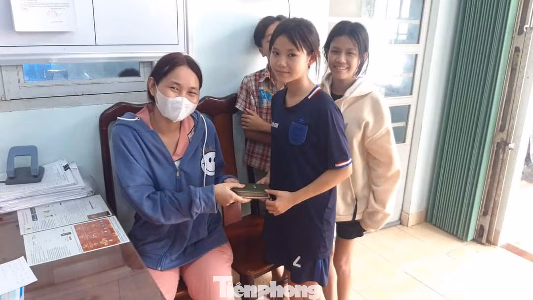 Chị Phan Thị Tuyết Trinh nhận lại tài sản đánh rơi từ các cháu bé. Ảnh: PV. Chị Phan Thị Tuyết Trinh nhận lại tài sản đánh rơi từ các cháu bé. Ảnh: PV.