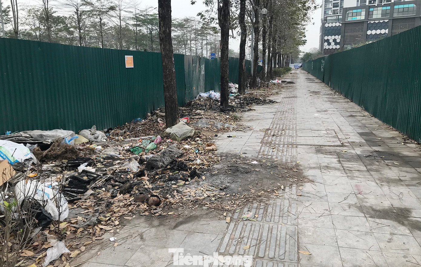Hiện nay, nhiều khu vực vỉa hè tuyến đường Chu Văn An bị cô lập, người đi bộ không thể sử dụng bởi lòng đường tiếp giáp với vỉa hè bị quây lại để thi công hạng mục liên quan Nhà máy xử lý nước thải Yên Xá. Ảnh: Trường Phong.