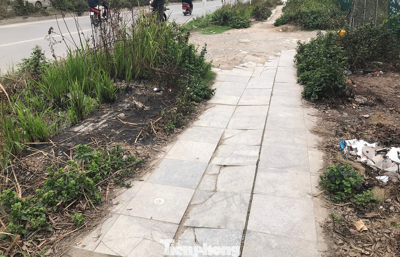 Đáng chú ý, một số vị trí vỉa hè lát đá tự nhiên đã hư hỏng gần như toàn bộ. Ảnh: Trường Phong.