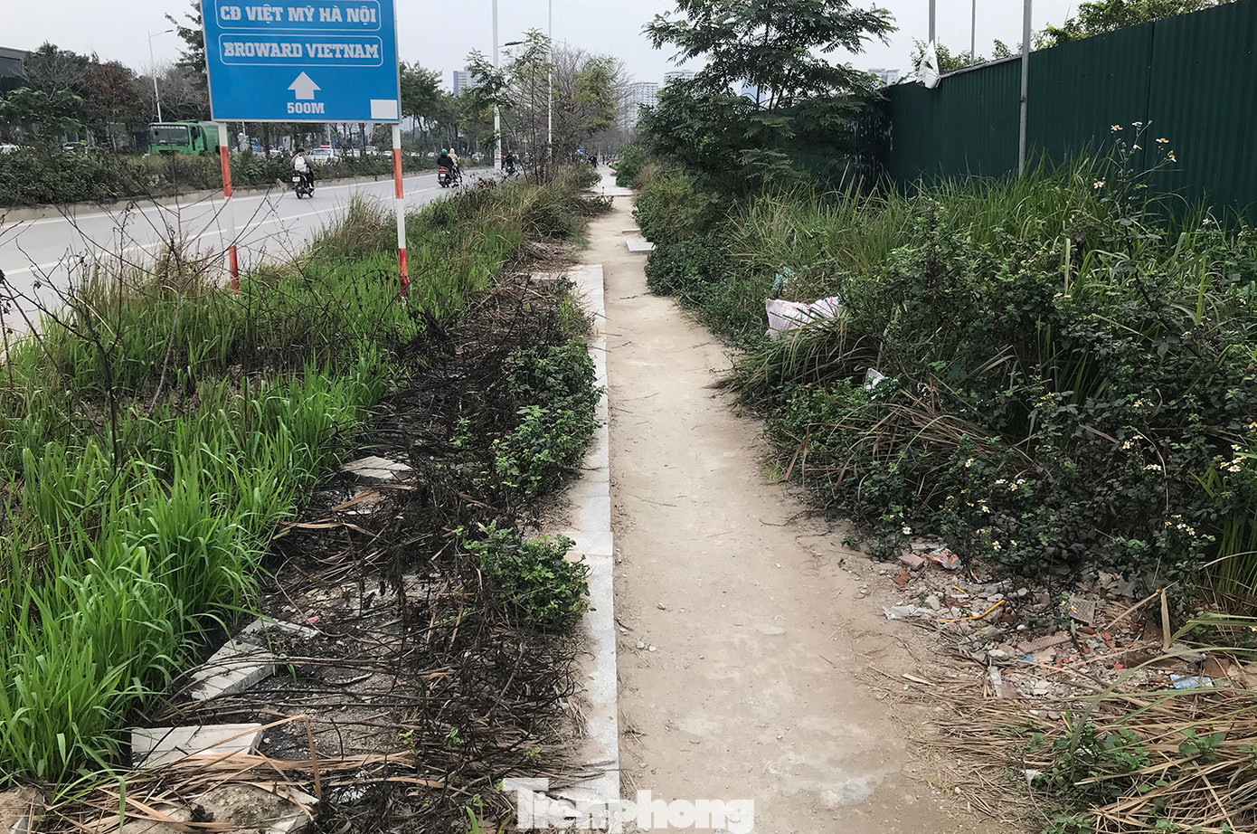 Theo ghi nhận của phóng viên, nhiều khu vực vỉa hè tuyến đường Trịnh Văn Bô tiếp giáp với các công trường xây dựng lớn, ảnh hưởng nghiêm trọng đến tuổi thọ vỉa hè. Ảnh: Trường Phong.