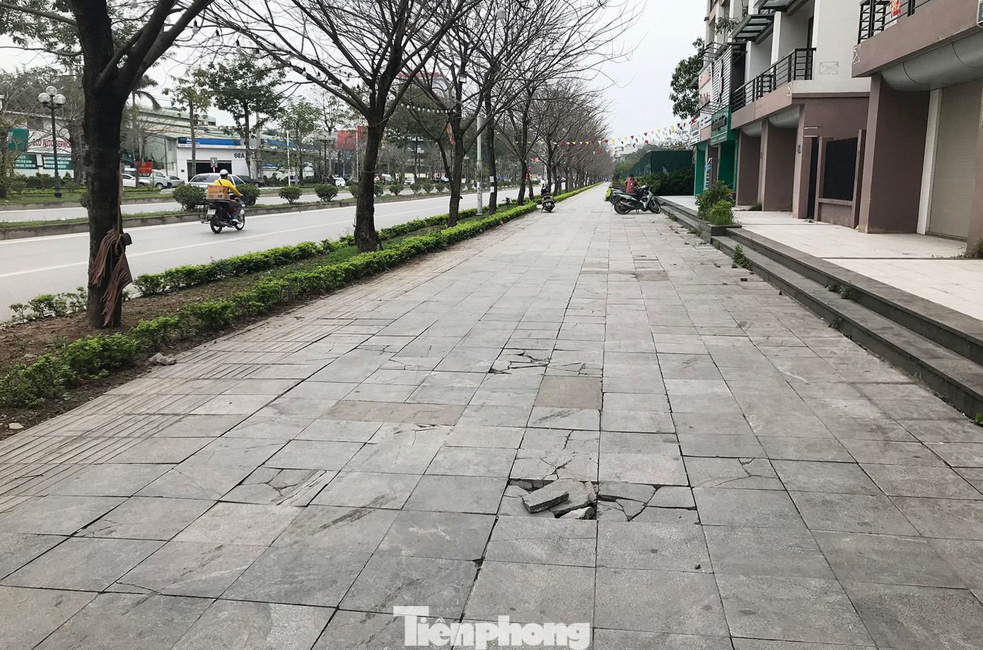Trên địa bàn quận Nam Từ Liêm, vỉa hè tuyến đường Trịnh Văn Bô được đầu tư lát đá tự nhiên. Tuy nhiên, qua thời gian ngắn sử dụng đã xuống cấp, hư hỏng nhiều vị trí. Ảnh: Trường Phong.