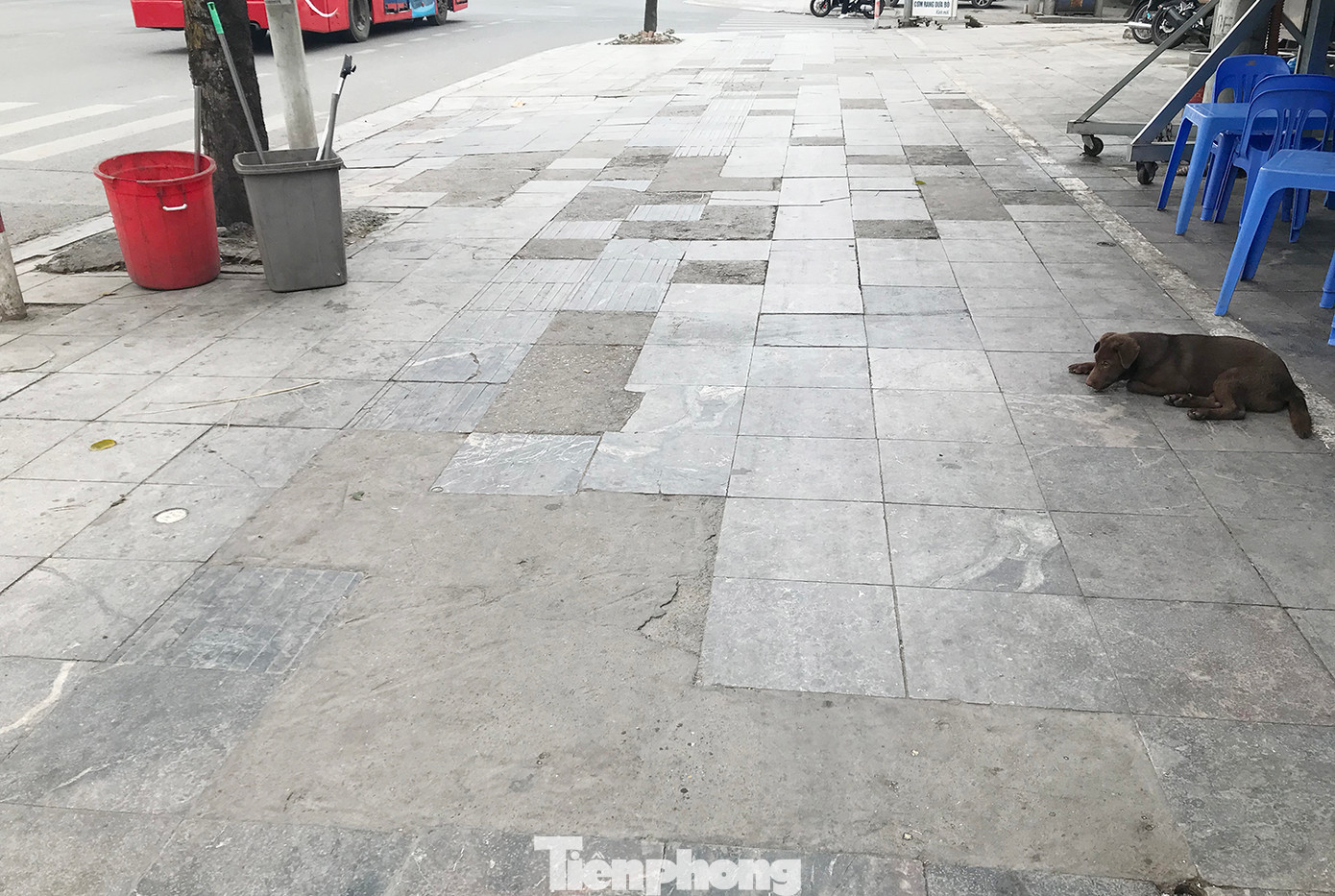 Một số đoạn vỉa hè đường Trịnh Văn Bô phải vá víu bằng bê tông, xi măng. Ảnh: Trường Phong.